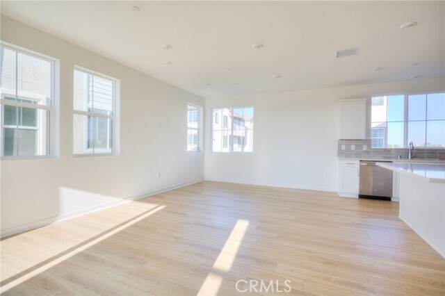 Building Photo - 5999 Huntington Dr