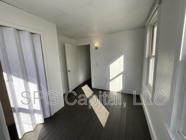 Building Photo - 360 S Pershing Ave