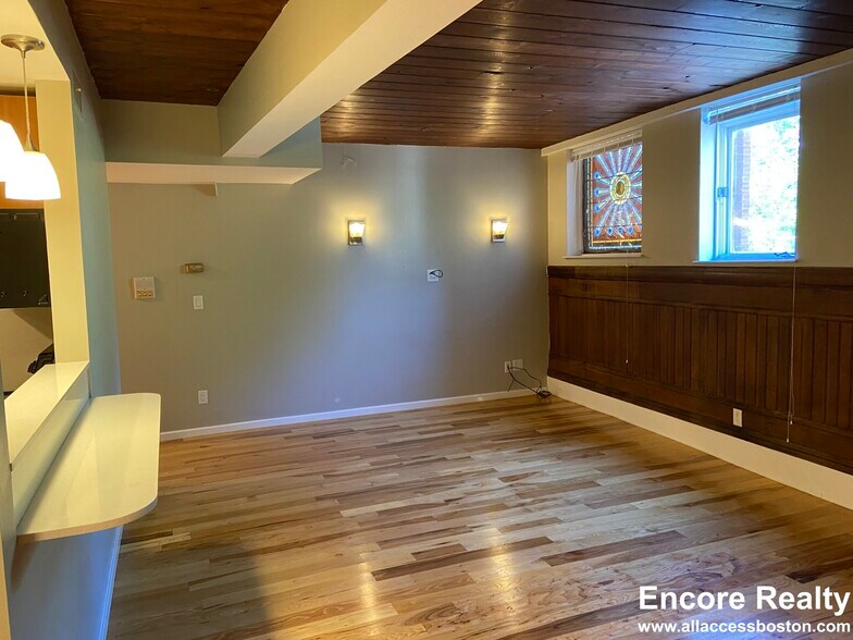 Building Photo - 17 Bow St