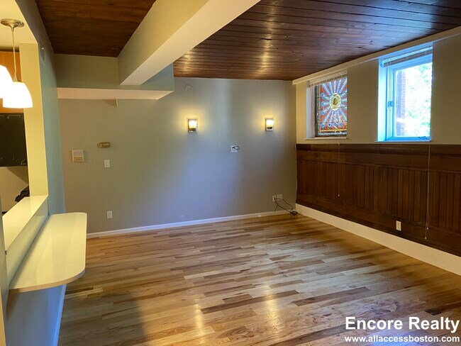 Building Photo - 17 Bow St