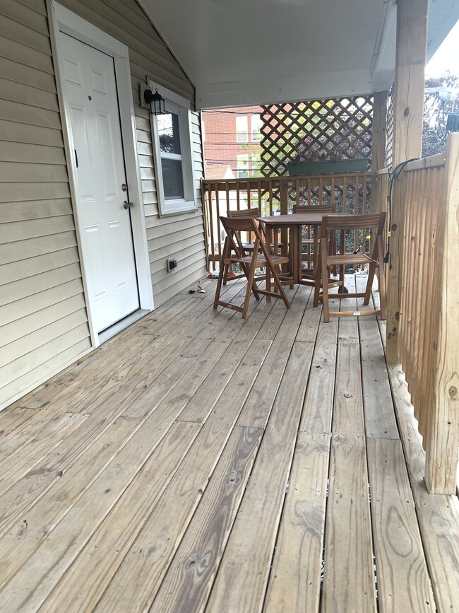 attached front porch - 2019 N Sawyer Ave