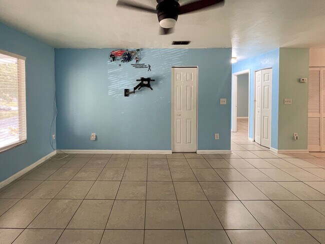 Building Photo - 2BR/1BA Flat Biking/Walking Distance to UF...