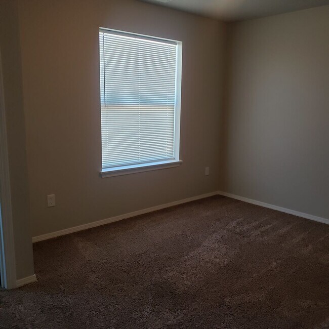 Building Photo - AB1452