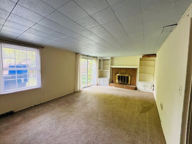 Building Photo - 4 Bedroom, 2.5 Bath Townhouse