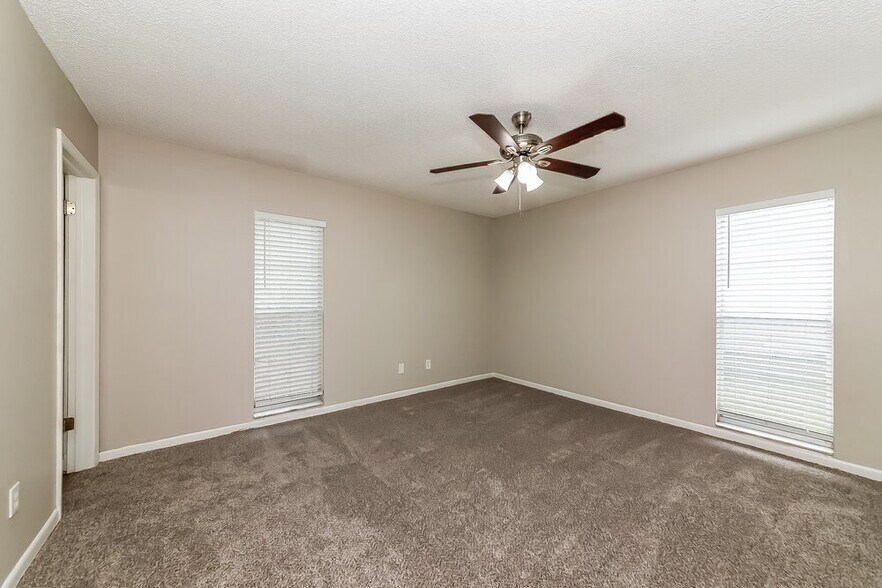 Building Photo - 3910 Briarlake Dr