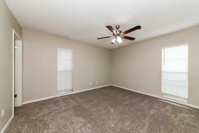 Building Photo - 3910 Briarlake Dr