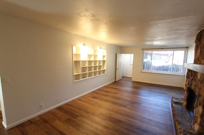 Building Photo - *LEASE PENDING $500 Move-In Special! Month to month lease Available.