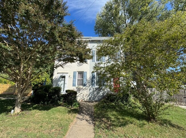 Primary Photo - Lovely 3 BR/1.5 BA Semi-Detached Home in S...