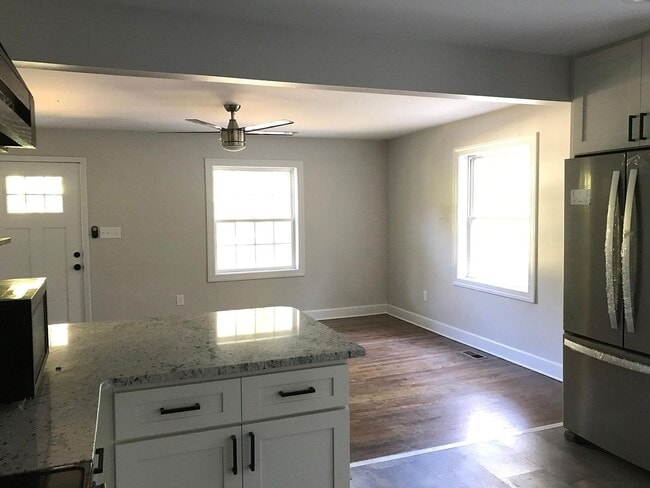 Building Photo - Room for Rent in 3 Bedroom Home at Webster St