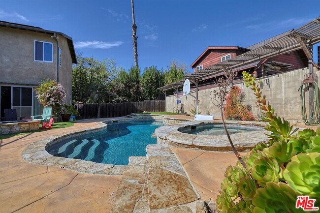 Building Photo - 1609 E Hillcrest Dr