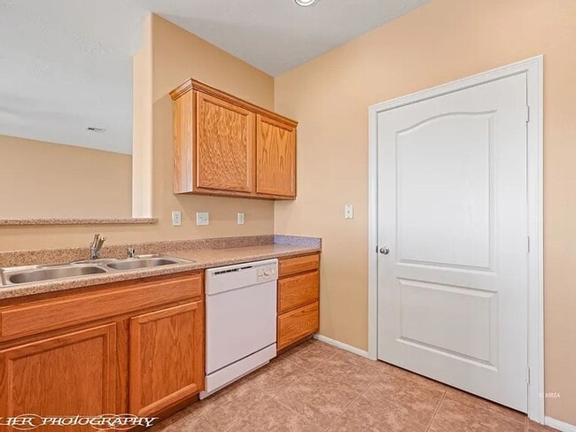 Building Photo - APPLICATION PENDING- Spacious & Move-In Re...