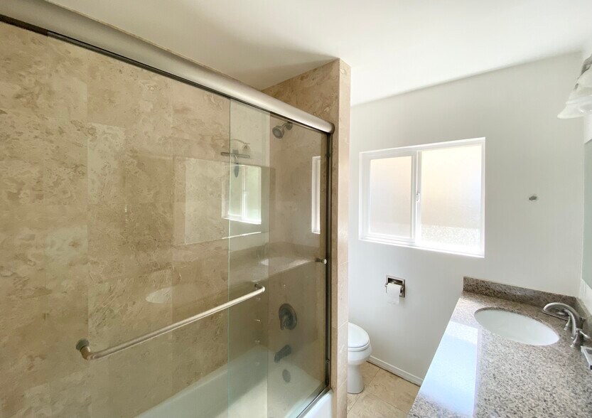 Shower/tub - 2215 Harriman Ln