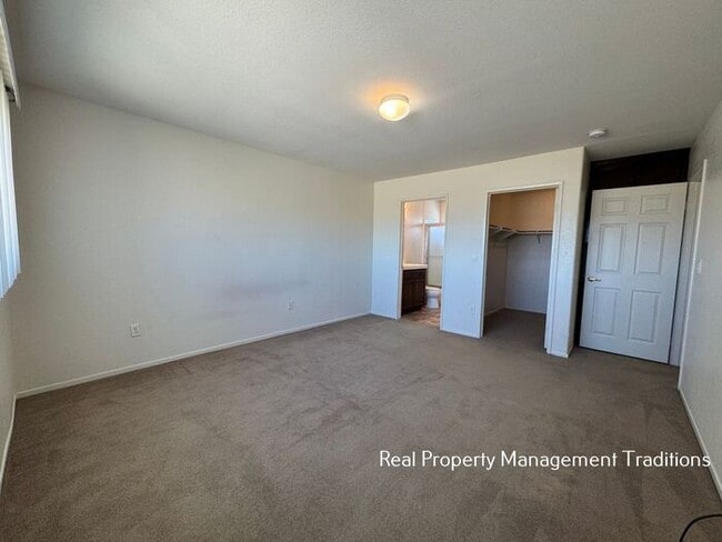 Building Photo - Spacious 4 + 3 Townhouse in Rosamond - Ask...