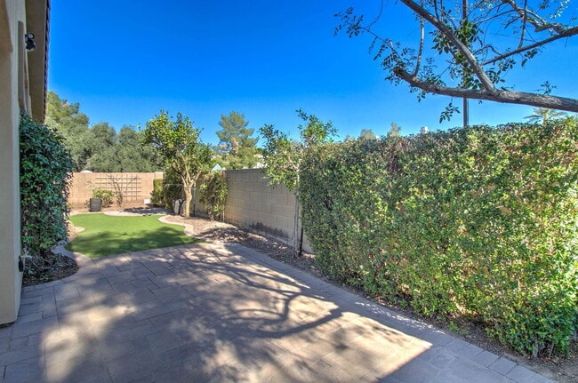 Building Photo - 1833 W Periwinkle Way