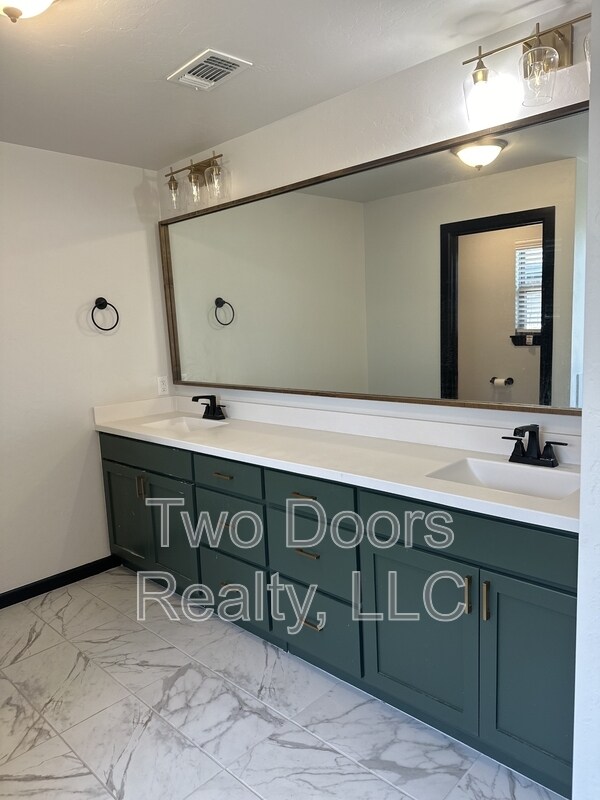 Building Photo - 2229 Roca Dr