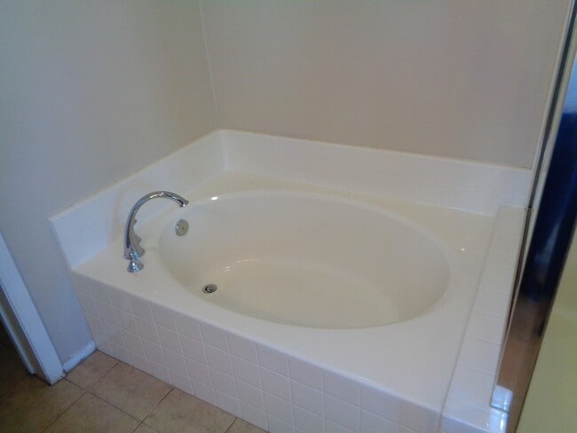 Building Photo - 3 Bed 3 Bath Condo for Rent at the Whittie...
