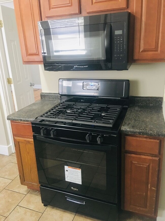 Building Photo - Large Glen Park Home