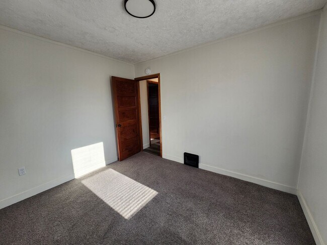 Building Photo - Pet Friendly, Fully Fenced Richland Duplex!