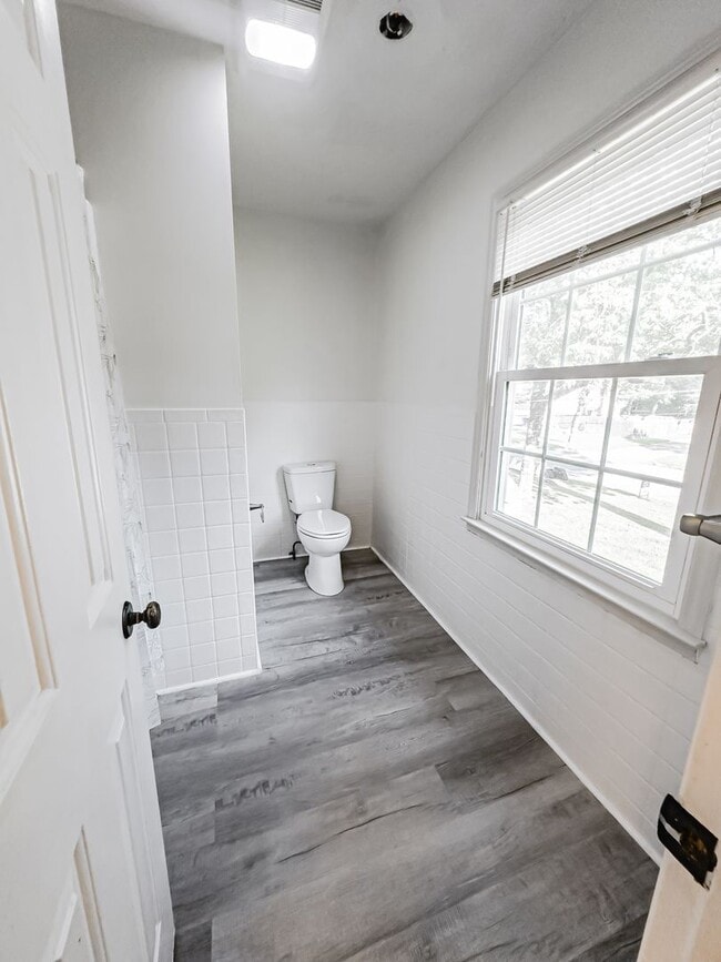 Building Photo - Lovely Home! Lots Of Space!