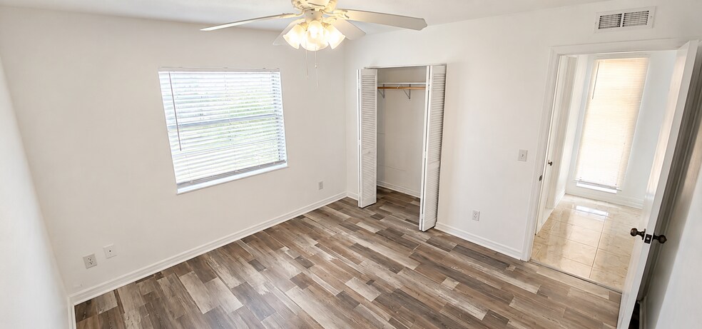 Building Photo - 1016 Manor Dr