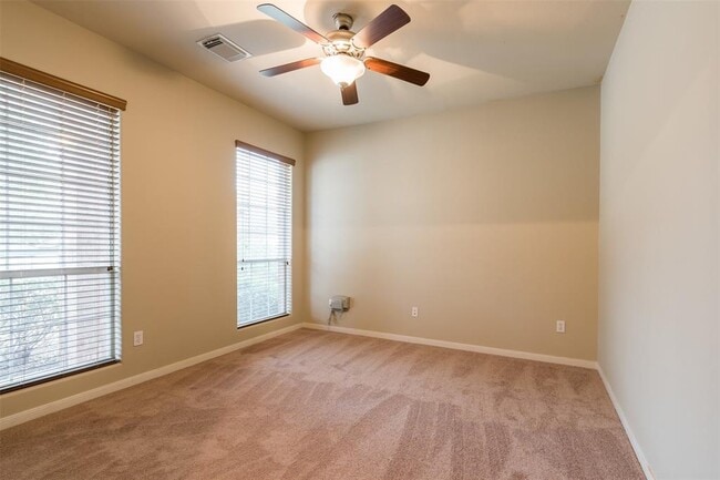 Building Photo - 913 Brighton Pl