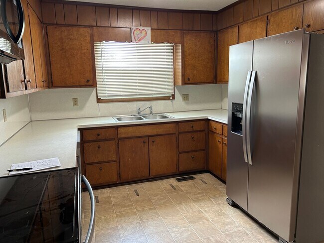 Building Photo - 4 Bedroom / 3 Bath One Level Home Kingsport TN
