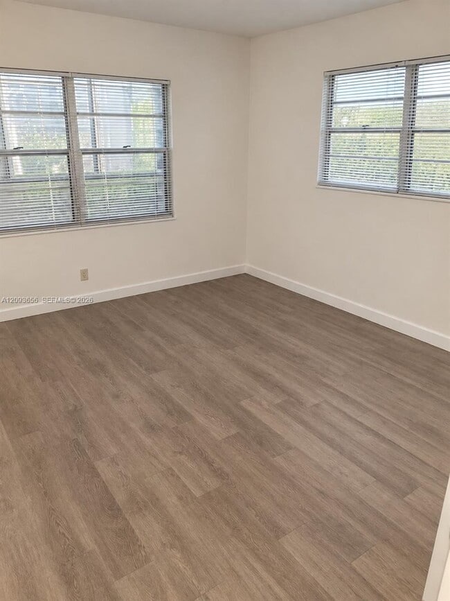 Building Photo - 528 Mansfield M