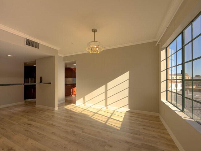 Building Photo - Spacious 3BR Condo in Downtown Glendale!