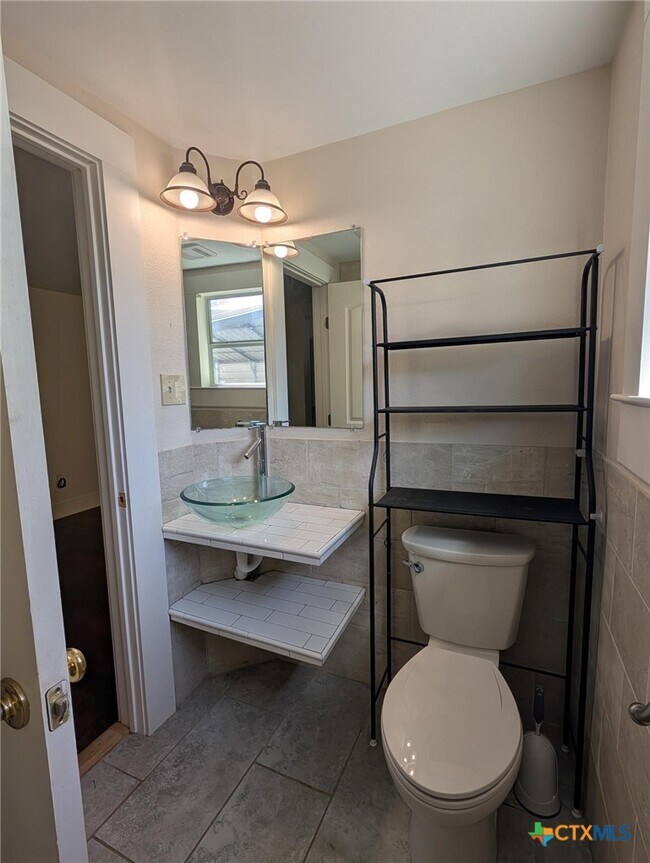 Building Photo - 619 E Donegan St