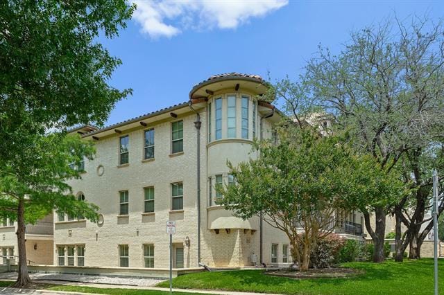 Building Photo - 5801 Hillcrest Ave