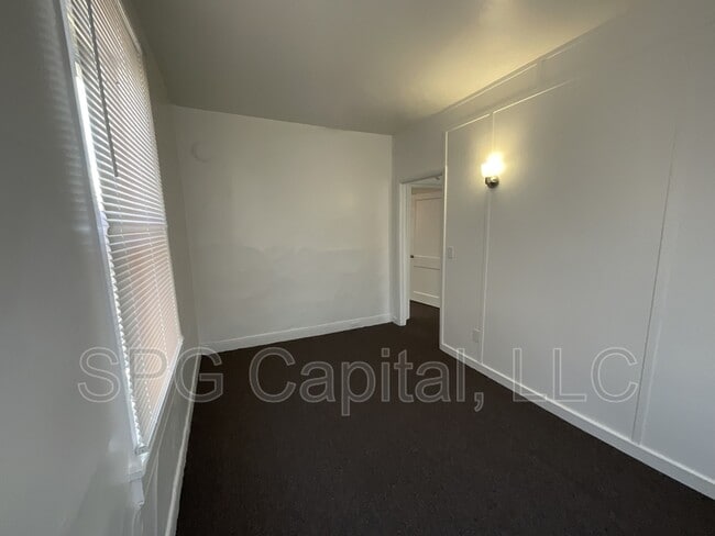 Building Photo - 122 Ann St