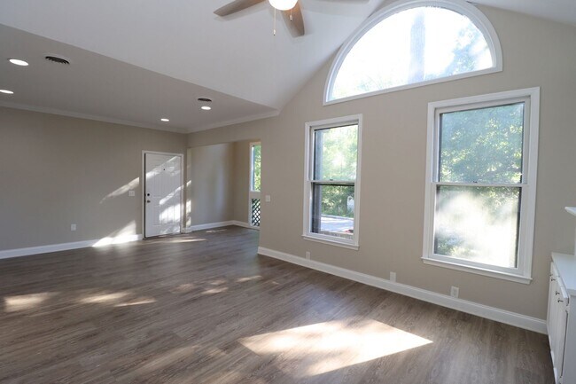 Building Photo - Luxury 3BR/2BA Renovated Condo