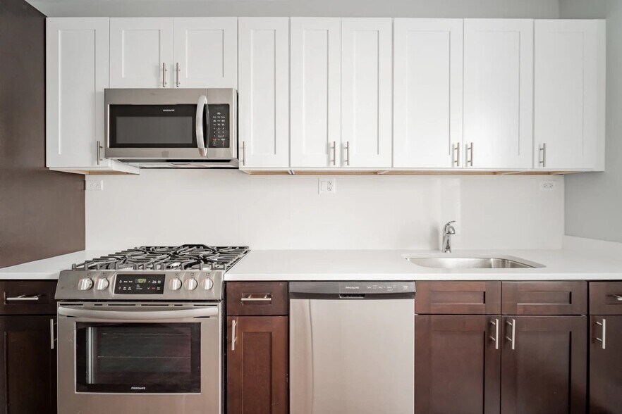 Building Photo - 5162 W Montrose Ave