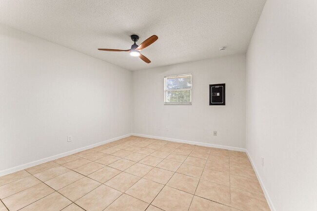 Building Photo - **FIRST MONTH FREE RENT OFFER** Charming 2-Bed Duplex Retreat in Edgewater, so close to the beach...