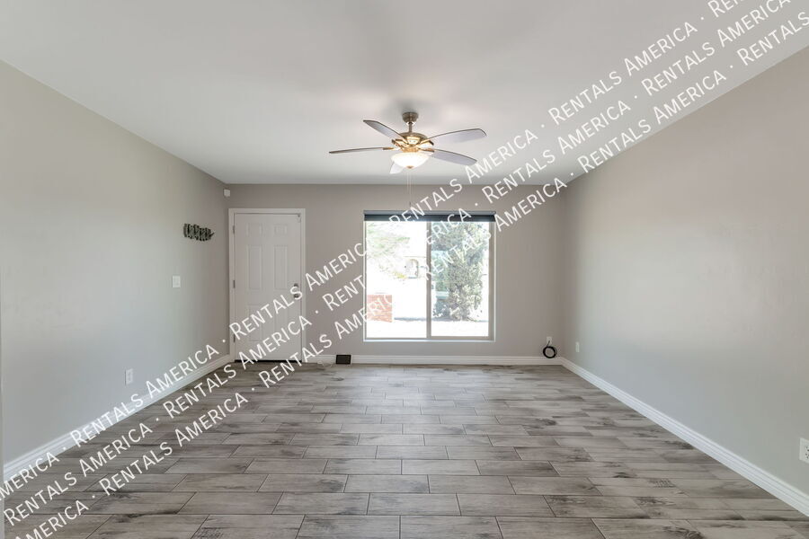 Building Photo - 4000 W Orangewood Dr