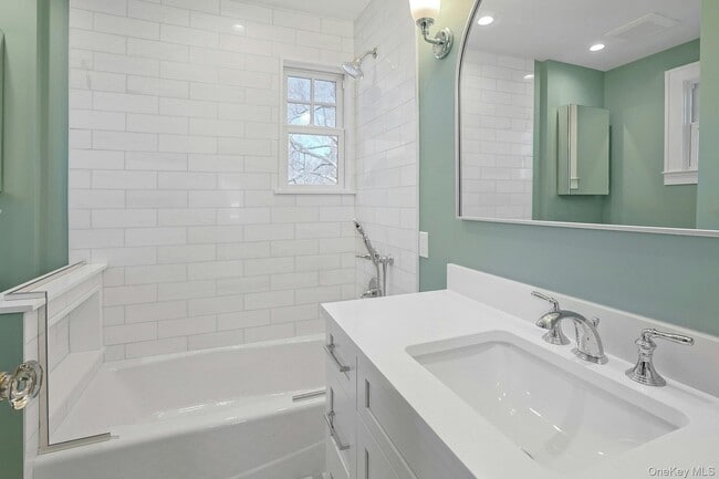 Building Photo - 10 Robins Rd