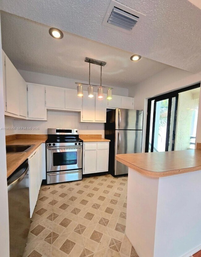 Building Photo - 20130 NE 3rd Ct