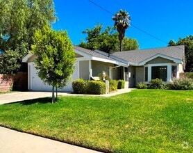 Building Photo - Single-story in Van Nuys w/3+2, bonus room...
