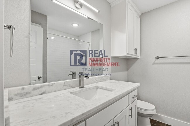 Building Photo - Spacious 3 Bedroom Home in Gated Canyon Creek