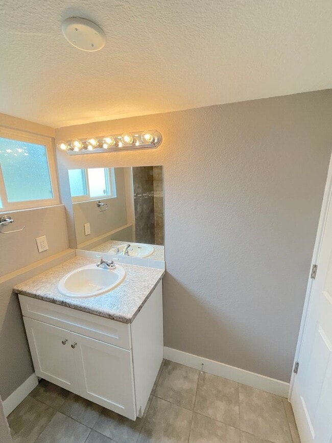 Building Photo - 3 Bedroom Home Available Near S Academy Bl...