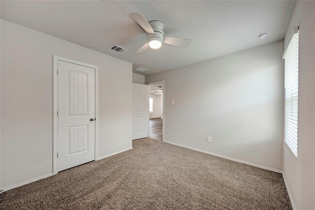 Building Photo - 105 Calgary Ln