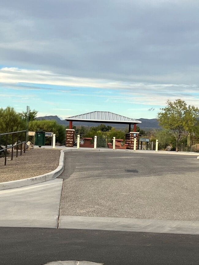 Building Photo - HOUSE FOR RENT