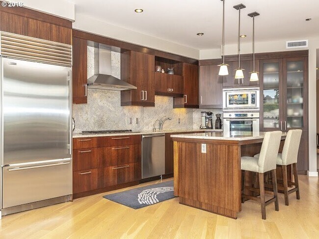 Building Photo - Rare rental in The Westerly - spectacular 2/2.5 unit w/sweeping views/2 parking/2 storage