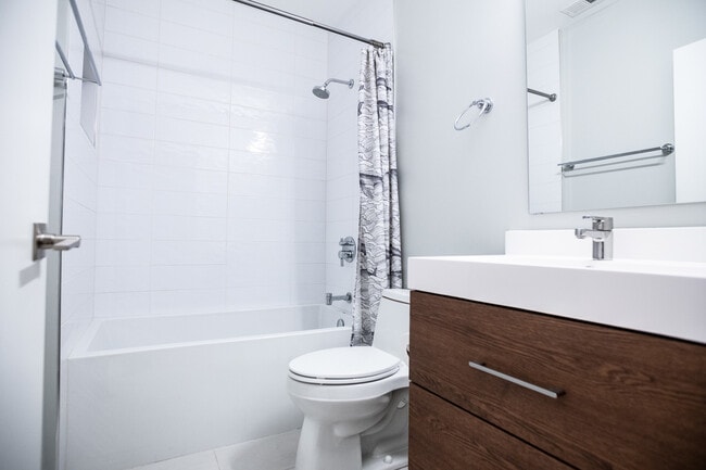 Building Photo - 1028 N California Ave