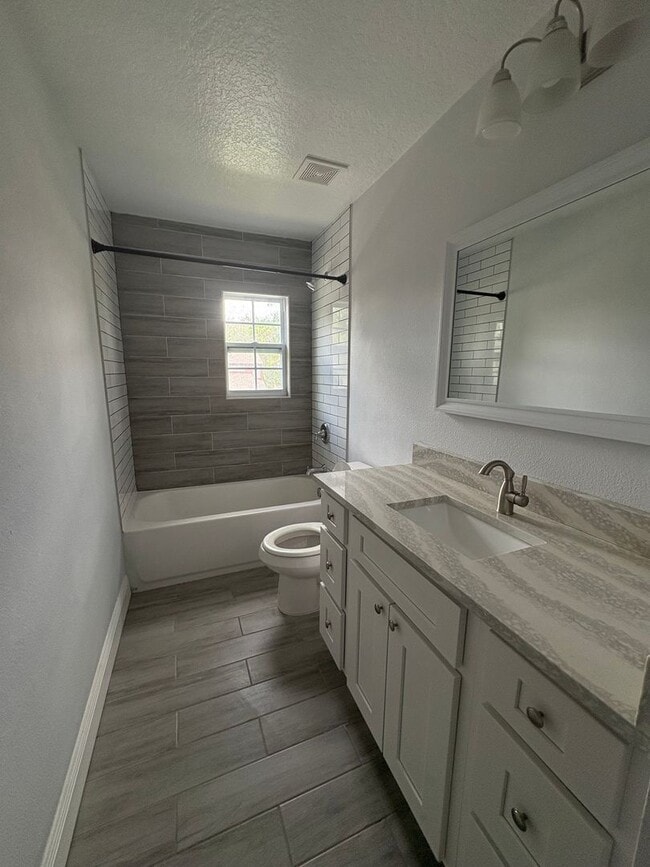 Building Photo - 3-bedroom, 2.5-bathroom townhome by UCF