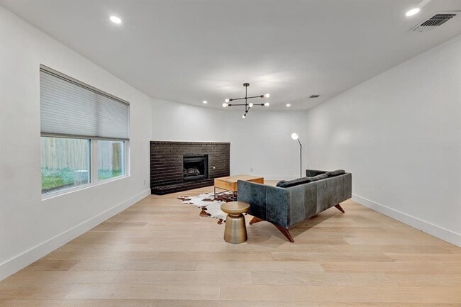 Building Photo - 1743 Cricket Hollow Dr
