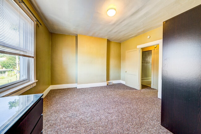 Building Photo - AVAILABLE JUNE 2026 - Traditional 2 Bedroom Home in Mt Washington!