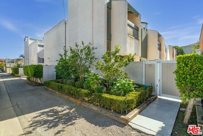 Building Photo - 9509 W Olympic Blvd