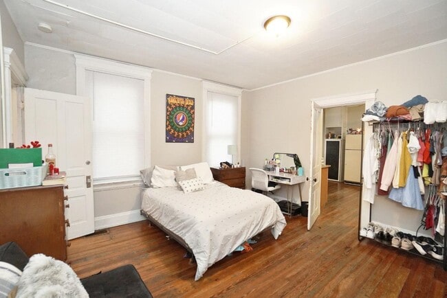 Building Photo - Awesome 4 Bed/ 2 Full Bath on Fairview Min...