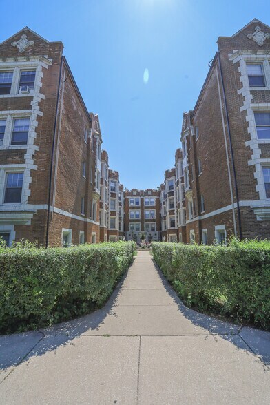 Building Photo - 1060 W North Shore Ave